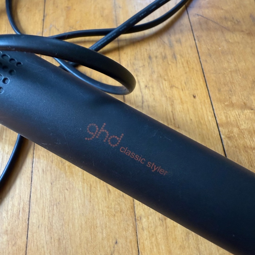 GHD Flat Iron 1” Ceramic Heat Salon Grade Used Only a Couple of Times